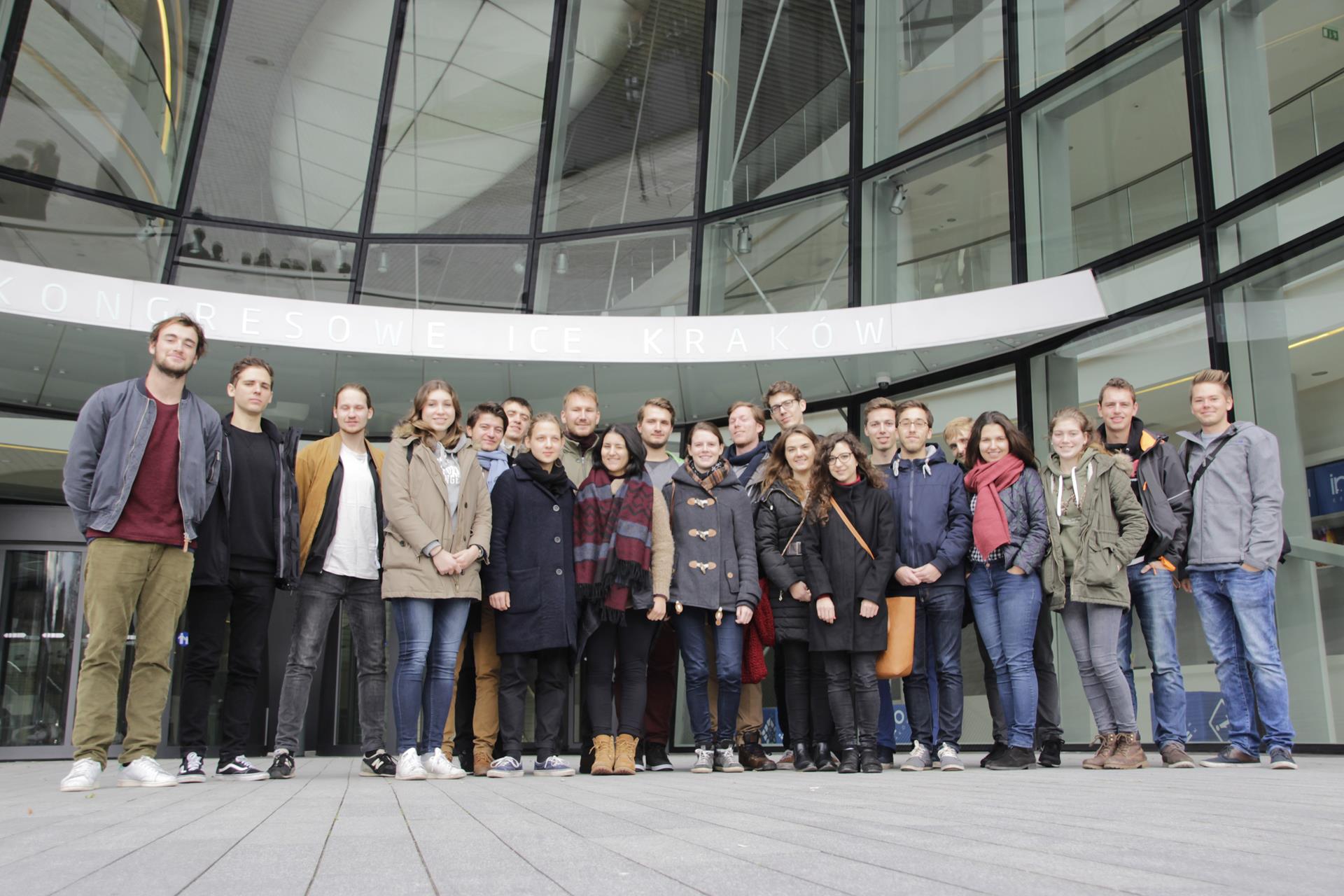 Die Freunde vor dem Kongresscenter