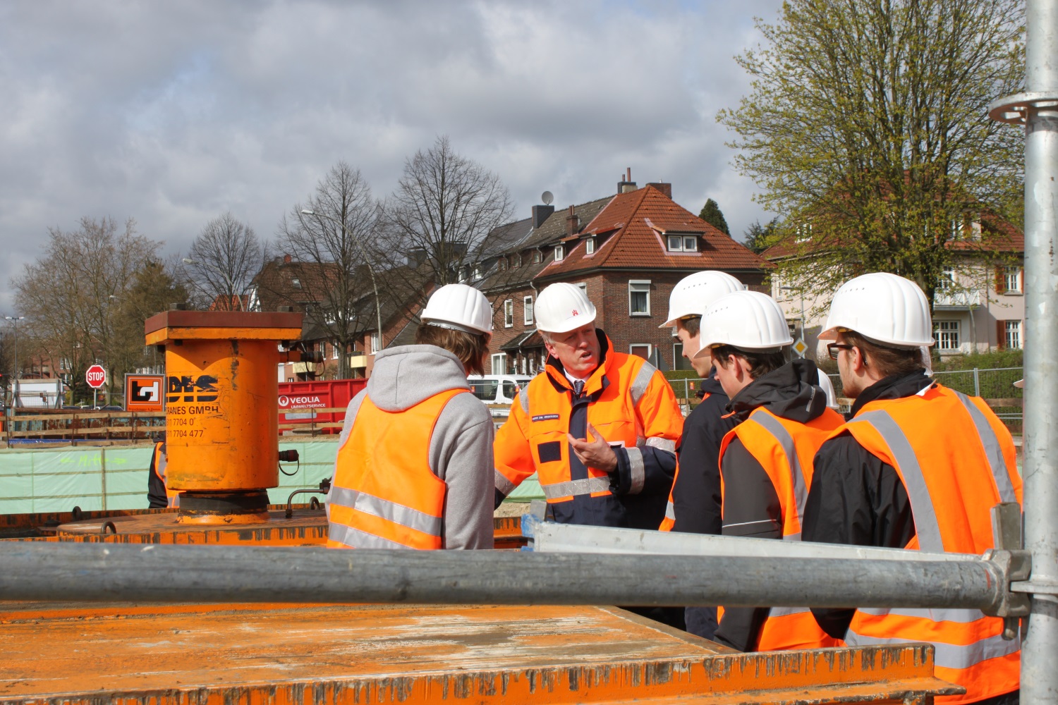 Herr Dr. Dreeßen beim Erklären der hydraulichen Einbringung des Rahmenbauwerkes