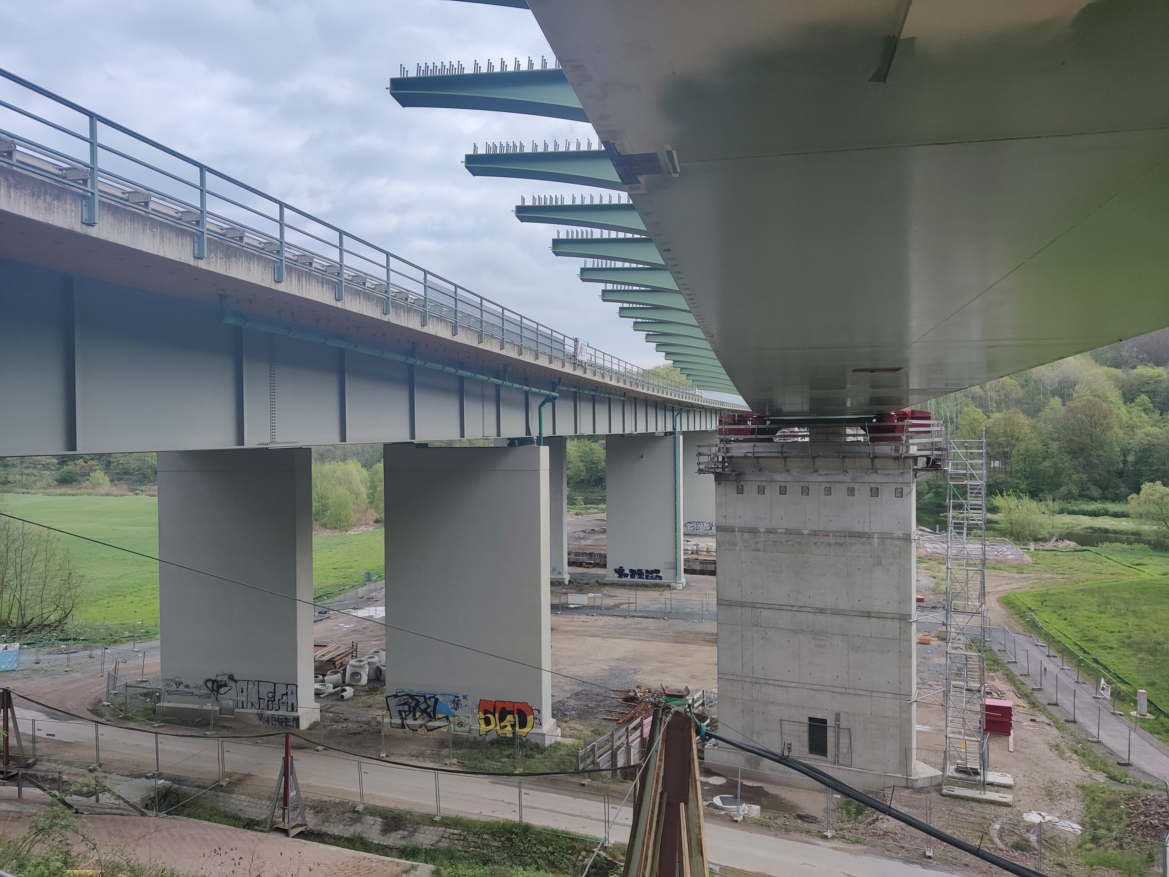 Bestandsbrücke und neue Brücke